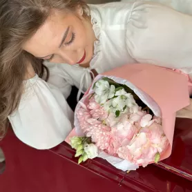 Нежный весенний букет с гортензией от интернет-магазина «Цветочные истории»