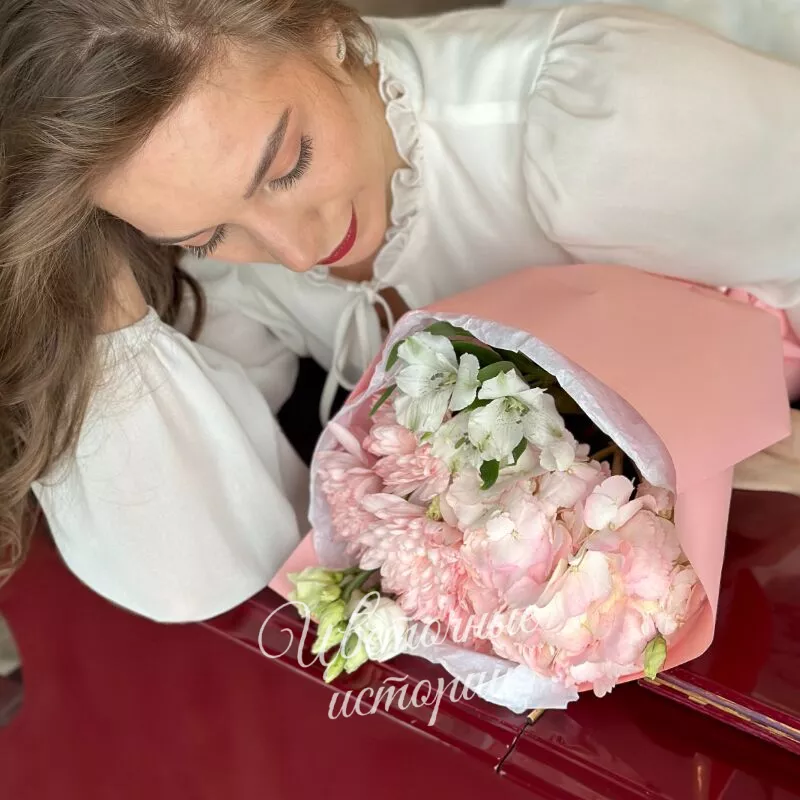 Нежный весенний букет с гортензией