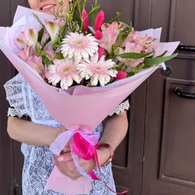 Букет на последний звонок &laquo;Нашему учителю&raquo; от интернет-магазина «Цветочные истории»