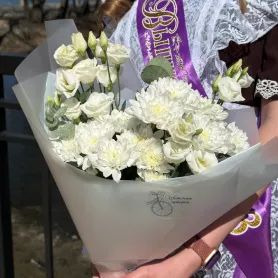 Букет с эустомой и хризантемой &laquo;Школьный вальс&raquo; от интернет-магазина «Цветочные истории»