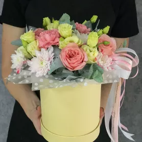 Композиция в коробке &laquo;Первая любовь&raquo; от интернет-магазина «Цветочные истории»