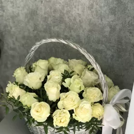 Корзина белых роз от интернет-магазина «Цветочные истории»
