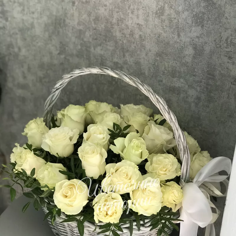 Корзина белых роз