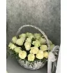 Корзина белых роз