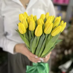 Букет &laquo;19 желтых Тюльпанов&raquo; от интернет-магазина «Цветочные истории»