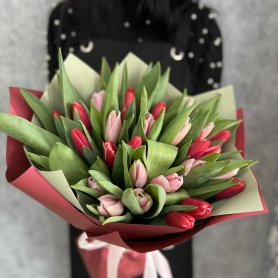 Букет «Тюльпановый микс из 35 Тюльпанов» от интернет-магазина «Цветочные истории» в Ярославле