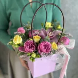 Композиция «Сумочка с весной» от интернет-магазина «Цветочные истории» в Ярославле