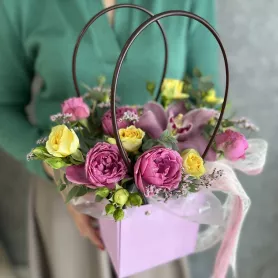 Композиция &laquo;Сумочка с весной&raquo; от интернет-магазина «Цветочные истории»