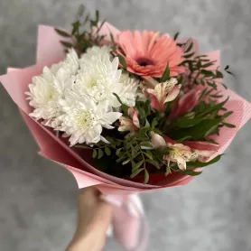 Букет &laquo;К празднику&raquo; от интернет-магазина «Цветочные истории»