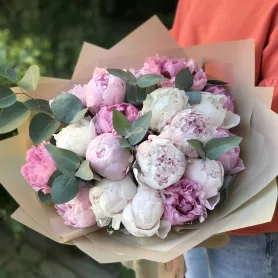 Букет из пионов &laquo;Пионовый микс&raquo; от интернет-магазина «Цветочные истории»