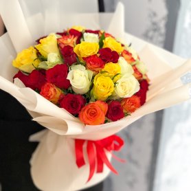 Букет «51 роза микс» от интернет-магазина «Цветочные истории» в Ярославле