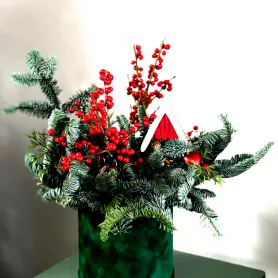 Под елью новогодней от интернет-магазина «Цветочные истории»