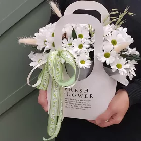 Композиция в коробке &laquo;Ромашковое счастье&raquo; от интернет-магазина «Цветочные истории»