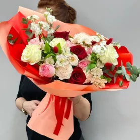 Сборный букет &laquo;Клубничный десерт&raquo; от интернет-магазина «Цветочные истории»