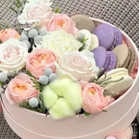 Композиция в коробке &laquo;Самой сладкой &raquo; от интернет-магазина «Цветочные истории»